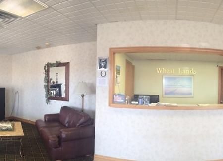 Sunflower Inn & Suites - Garden City Buitenkant foto