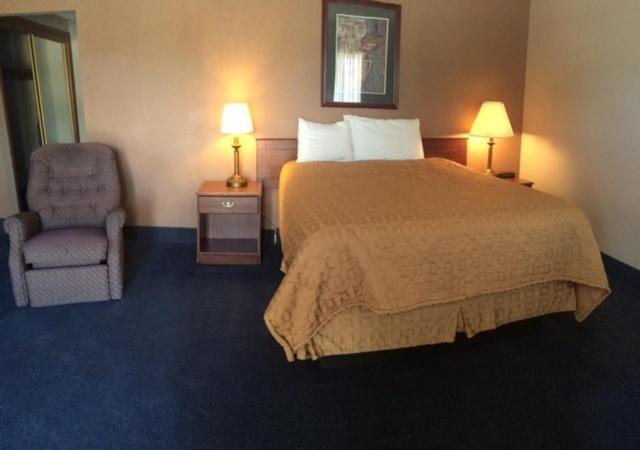 Sunflower Inn & Suites - Garden City Buitenkant foto