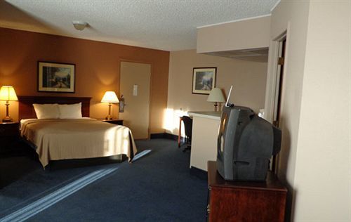 Sunflower Inn & Suites - Garden City Buitenkant foto