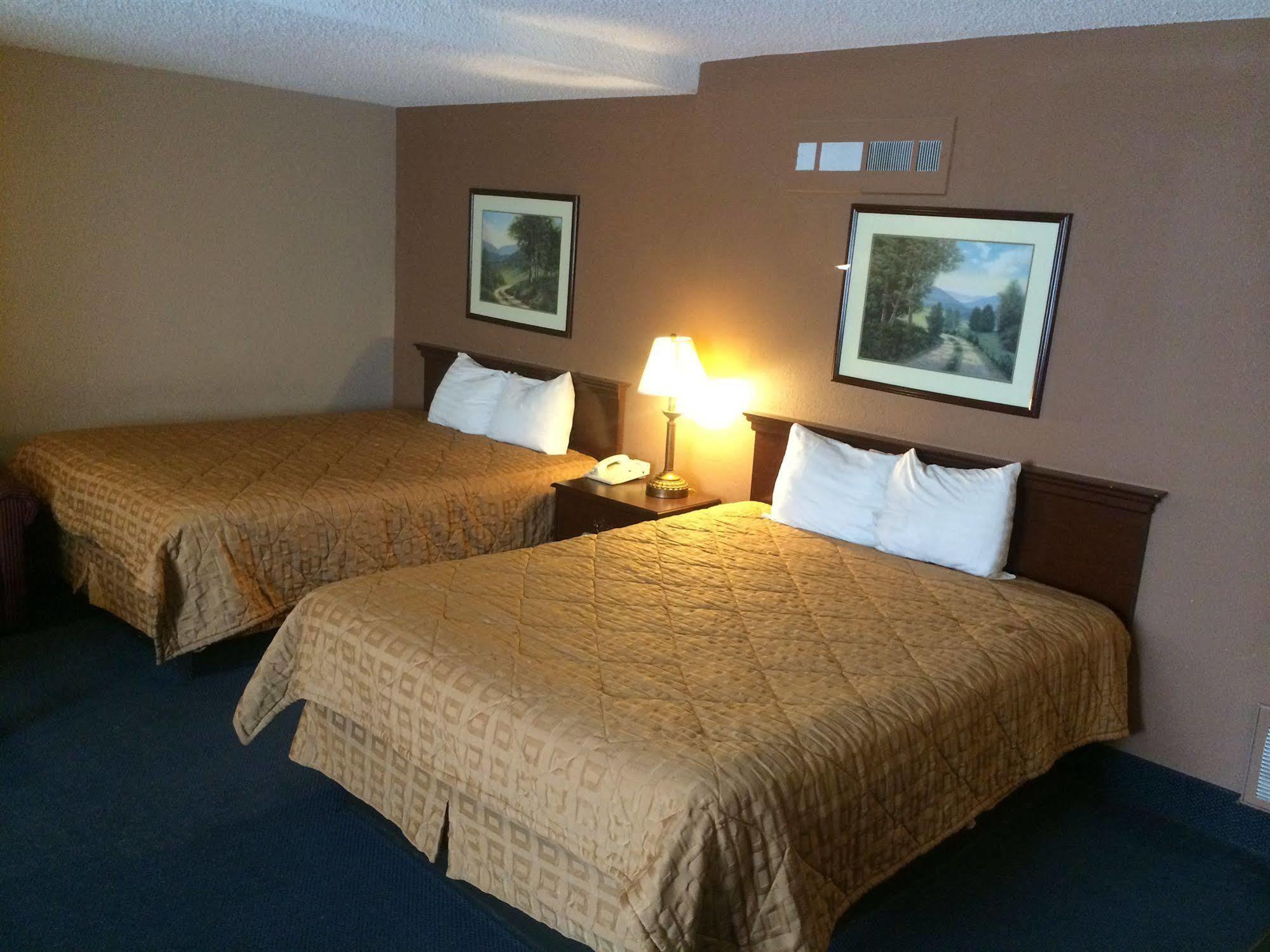 Sunflower Inn & Suites - Garden City Buitenkant foto